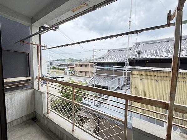 南向きの日当たりのいい広々としたバルコニー。お布団やシーツなども干しやすそうです。ＡＩによりお荷物消去加工をしています。