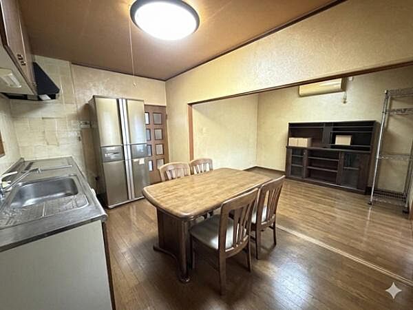 洋室・6帖。家族構成に合わせて様々な用途でお使いいただけるお部屋です。ＡＩによりお荷物消去加工をしています。