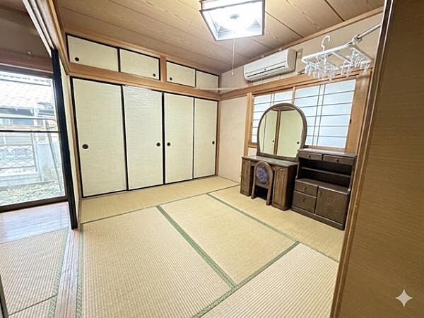 2階和室6帖+6帖の二間続きです。リビングに隣接し開放的にお使いいただけます。しっとりとした落ち着いた雰囲気の和室です。ＡＩによりお荷物消去加工をしています。