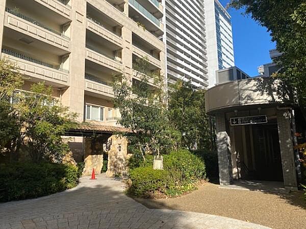マンション東側の出口の目の前には、駅への地下連絡通路があります