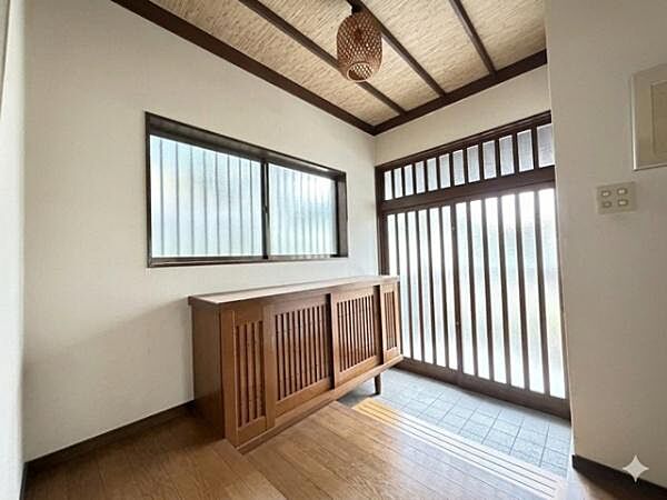 ＡＩによりお荷物消去加工をしています。　明るく広い玄関です。気持ちよくゲストをお出迎えできそうですね。