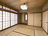 リビング/ダイニング：ＡＩにより動産撤去加工をしています　1階　6帖和室　床の間があります