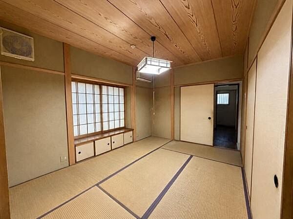 ＡＩにより動産撤去加工をしています　　1階6帖　落ち着いた雰囲気の和室です