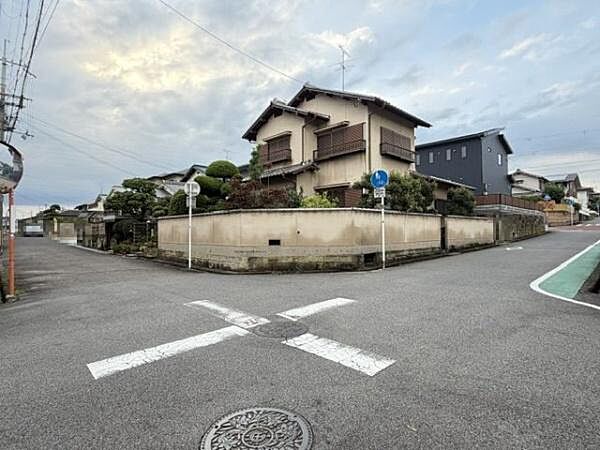 二方　角地　公道　南側　5.7ｍ　公道　東側　5.7ｍ