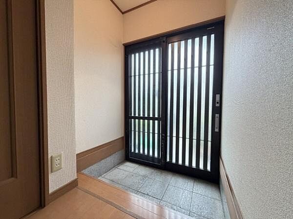 明るい玄関です。気持ちよくゲストをお出迎えできそうですね。