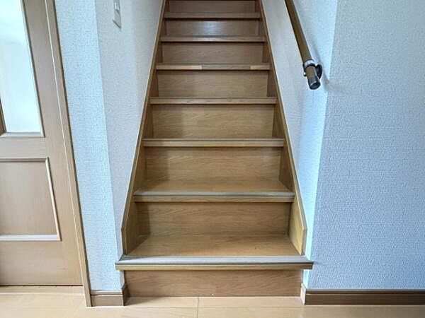 階段　手すり付きで安全