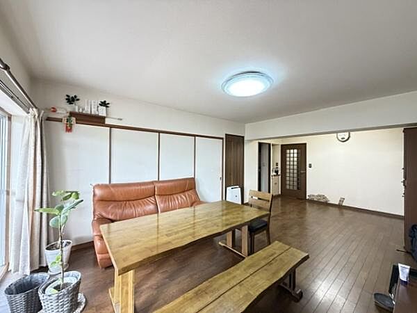 LD15帖・一日の中で多くの時間を過ごすことになるリビングダイニング、家族との大切な時間を過ごせます。爽やかな通風と採光を存分に感じる事が出来る空間です。