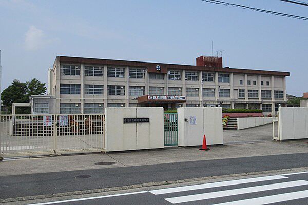 香芝市立香芝東中学校まで1294m
