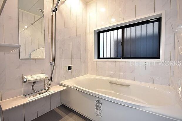 【浴室】新規交換:LIXIL リデア Mタイプ　ゆったりくつろげる1坪サイズの浴室。3つの吐水で健やかな美しさを提供するエコアクアシャワーを採用。オートバス・追炊機能完備◎