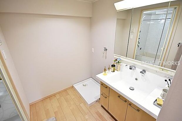 【洗面室】2013年9月に洗面台を新規交換済広くゆとりあるスペースがございます。3面鏡裏に収納することができるので、洗面台周りをすっきり清潔に保つことができます