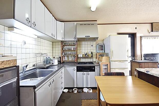 【キッチン】L字型壁付けキッチン作業をスムーズに行えるため、料理好きの方にも人気なスタイル部屋の端にレイアウトすることで空間も広々◎まだまだ綺麗にお使いいただけます。