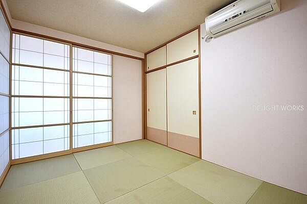 【和室：6帖】LDKに隣接している和室でやさしい光と開放感を感じられます。来客用のお部屋としてはもちろん、お子様のプレイルームやお昼寝スペースなど、用途多様に使える空間です