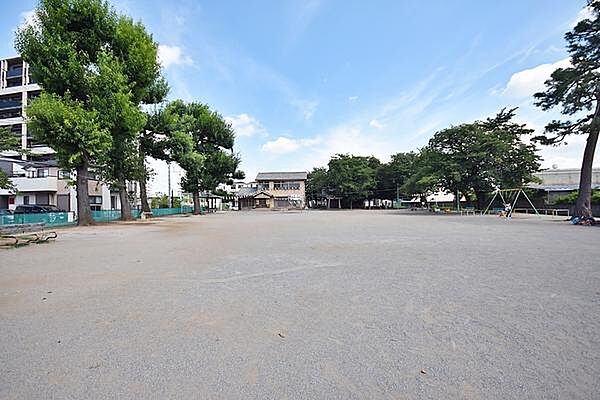 稲荷第2公園　まで85m、縦長の公園。テーブル付きのベンチが園内にちらほら。園内には、大成町四丁目自治会館と稲荷神社があります。