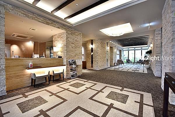 【コンシェルジュサービス】日々の快適から万が一の安心まで、24時間体制で住まう方をサポート。ご案内やタクシー手配、各種ライフサポートの紹介など、お困りごとにいつでもお応えします。