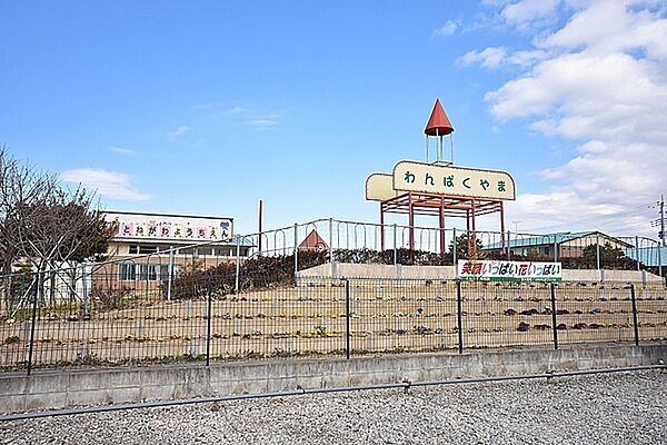 とねがわ幼稚園　まで865m、冷暖房完備　預かり保育あり　送迎バス3台運行