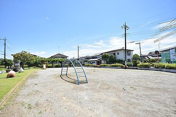 川島八幡中央公園　まで50m、駐車場なし　遊具：すべり台・砂場・雲梯・動物の置物　　その他：トイレ・水道・パーゴラ
