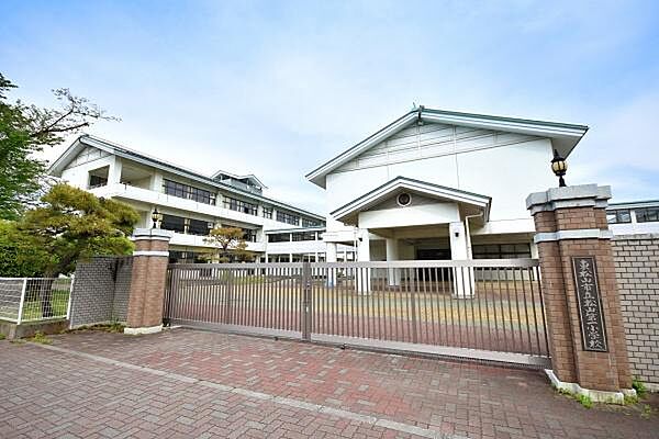 松山第一小学校まで591m、学校教育目標：・なかよく・かしこく・たくましく開校150周年を超え、伝統を感じさせる学校です
