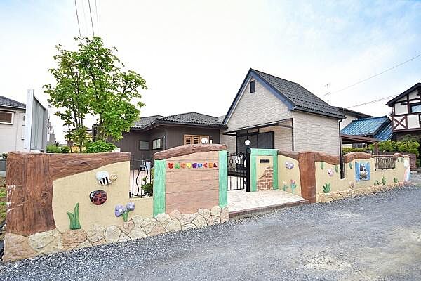 どんぐり保育園まで389m、小規模保育事業A型職員数が「配置基準+1名」かつ職員全員が保育士資格を有しています。
