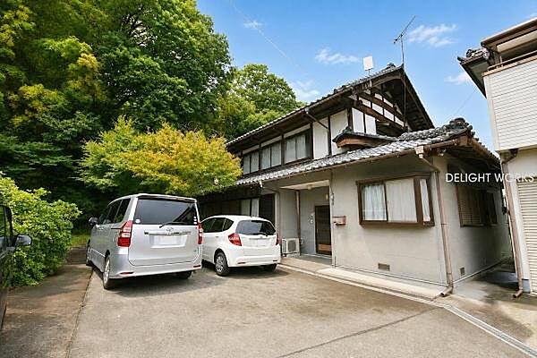 【玄関】母屋A　S.45年3月築中古戸建外の喧騒から一歩離れて、我が家へと気持ちを切り替えるプライベートなアプローチ。道路からの視線を気にしない、のびのび過ごせるお住まいです
