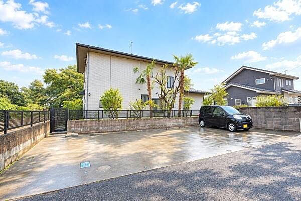 【駐車場】カースペース5台分完備(車種による)並列駐車可能♪ご夫婦それぞれが車をお持ちでもスムーズにお出かけできます♪