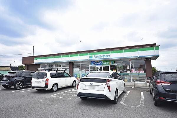 ファミリーマート桶川加納店　まで652m、ちょっとしたお買い物に便利ですね