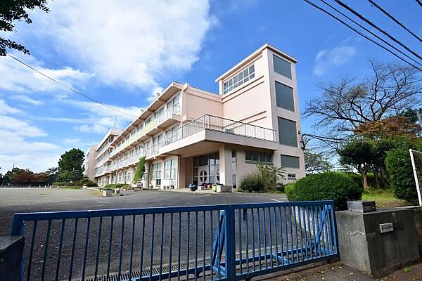 桶川市立加納小学校　まで2928m、学校教育目標〇進んで学ぶ子　　〇思いやりのある子　　〇たくましい子