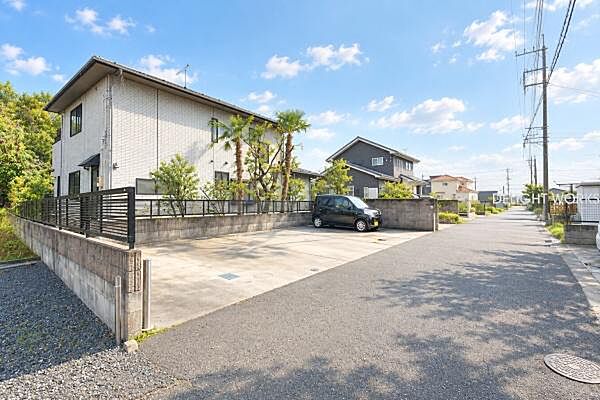 【前面道路】前面道路：北側4ｍ公道車通りや人通りが少なく、落ち着いた住環境
