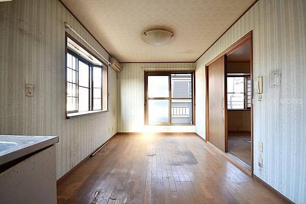 【LDK：約9.5帖】外からの視線が届きにくく、プライバシーを確保しやすい2階リビング。陽光をたっぷり取り込みやすく、家族が自然と集まる心地よい空間を演出します。