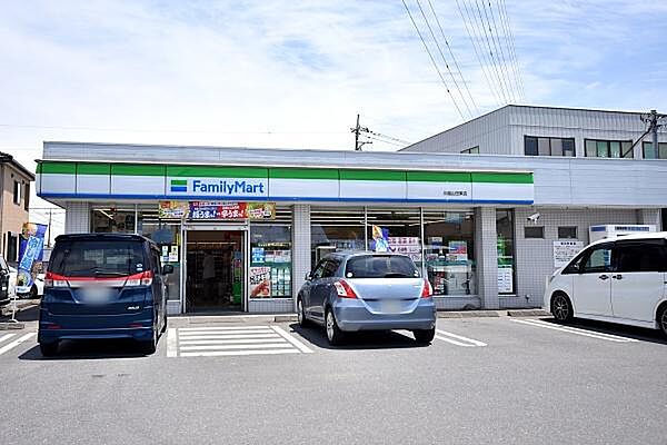 ファミリーマート川越山田東店　まで526m、ちょっとしたお買い物や通販の受け取りなどで便利ですね