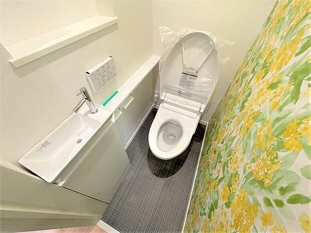 換気と明るさに配慮した、清潔感溢れるトイレです。（2022年7月 撮影）