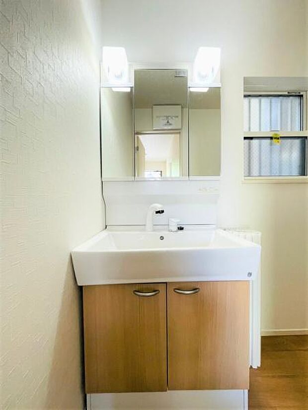 明るく、清潔感のある洗面所♪鏡も大きく使い勝手の良い洗面化粧台です。