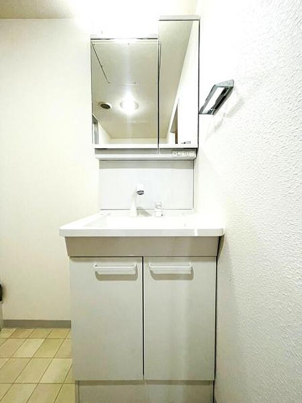 明るく、清潔感のある洗面所♪鏡も大きく使い勝手の良い洗面化粧台です。