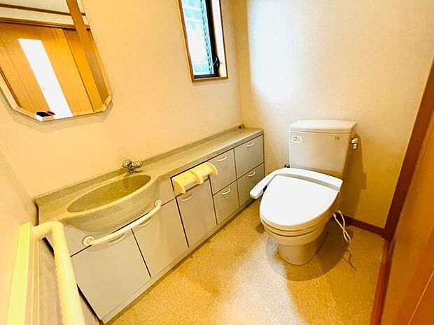換気と明るさに配慮した、清潔感溢れるトイレです。（2022年8月 撮影）