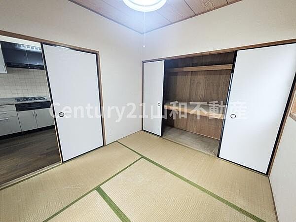 こちらは4.5帖の和室。6帖和室と続き間なので襖戸を外すと10.5帖の開放的な広々和室へ大変身