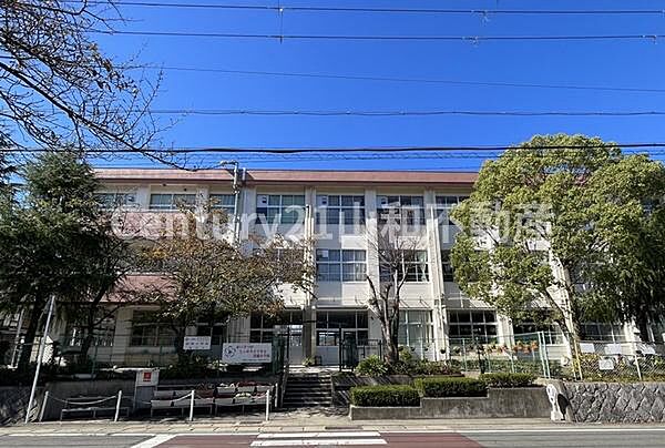 亀岡市立詳徳小学校まで453m