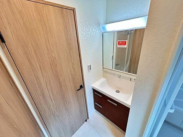 3面鏡の裏に収納があり洗面周りがスッキリ