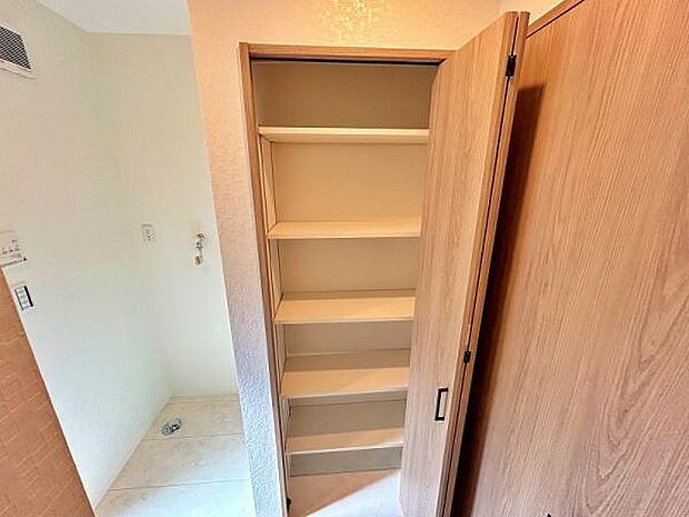 洗面室にも収納があります
