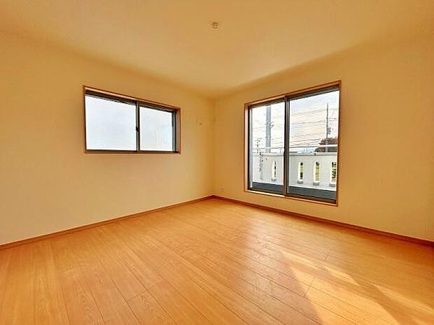 バルコニーに面した明るい洋室