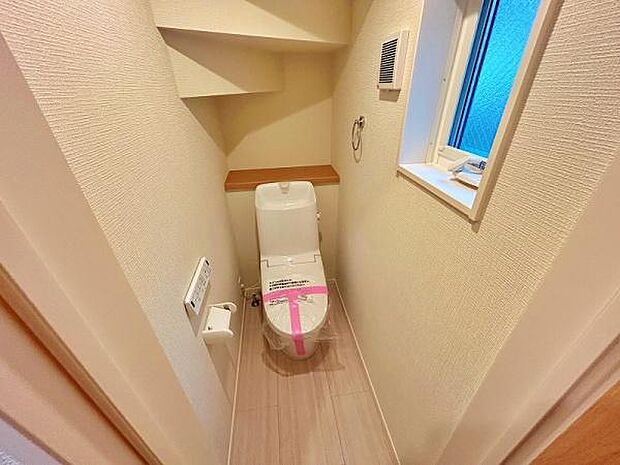 窓がある明るいトイレ