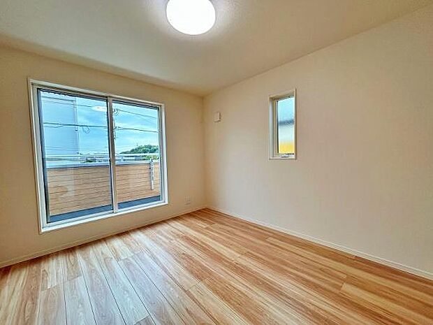 バルコニーに面した明るい洋室