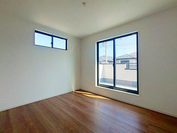 バルコニーに面した明るい洋室