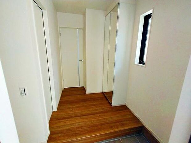 鏡付きのシューズボックス