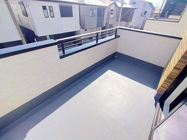 南向きの明るいバルコニーです