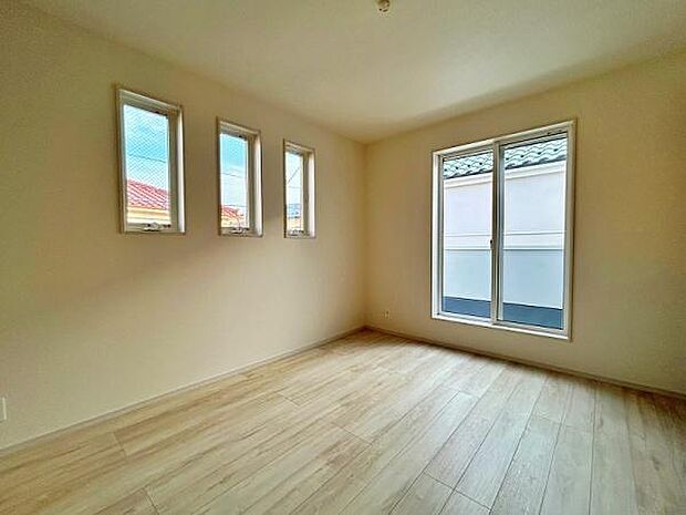 バルコニーに面した明るい洋室