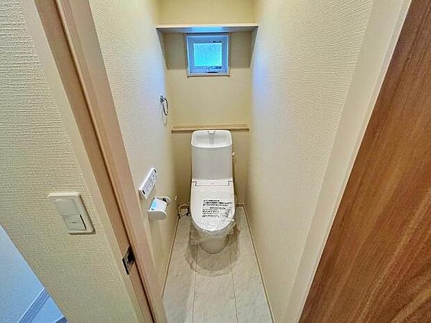 窓がある明るいトイレ