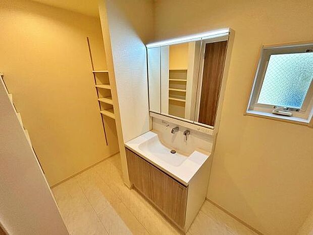 3面鏡の裏に収納があり洗面周りがスッキリ