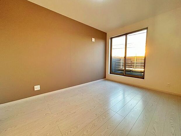 バルコニーに面した明るい洋室