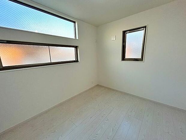 採光のある広い洋室