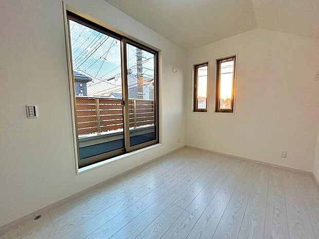 バルコニーに面した明るい洋室