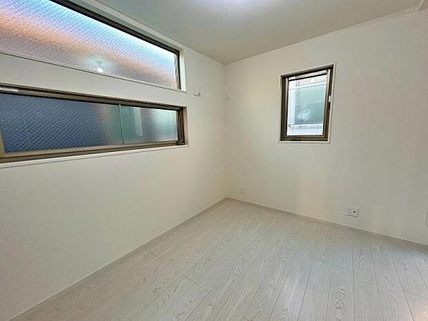 採光面が広い明るい洋室